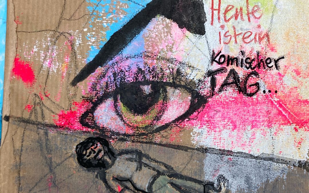 Gezeichnete Frau liegt am Boden, an der Wand dahinter ein großes Auge, daneben der Satz „Heute ist ein komischer Tag“. Symbol für Kunst und innere Dynamiken.